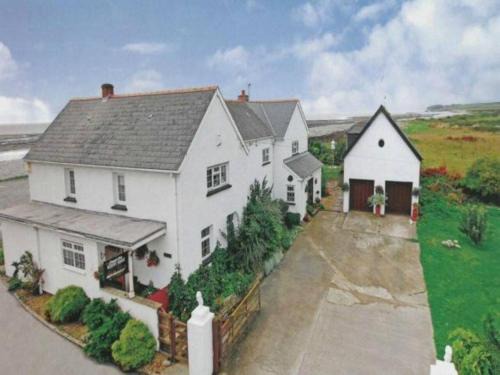 Gileston House | 1-Bed Cottage on Coastal Pathway in South Wales