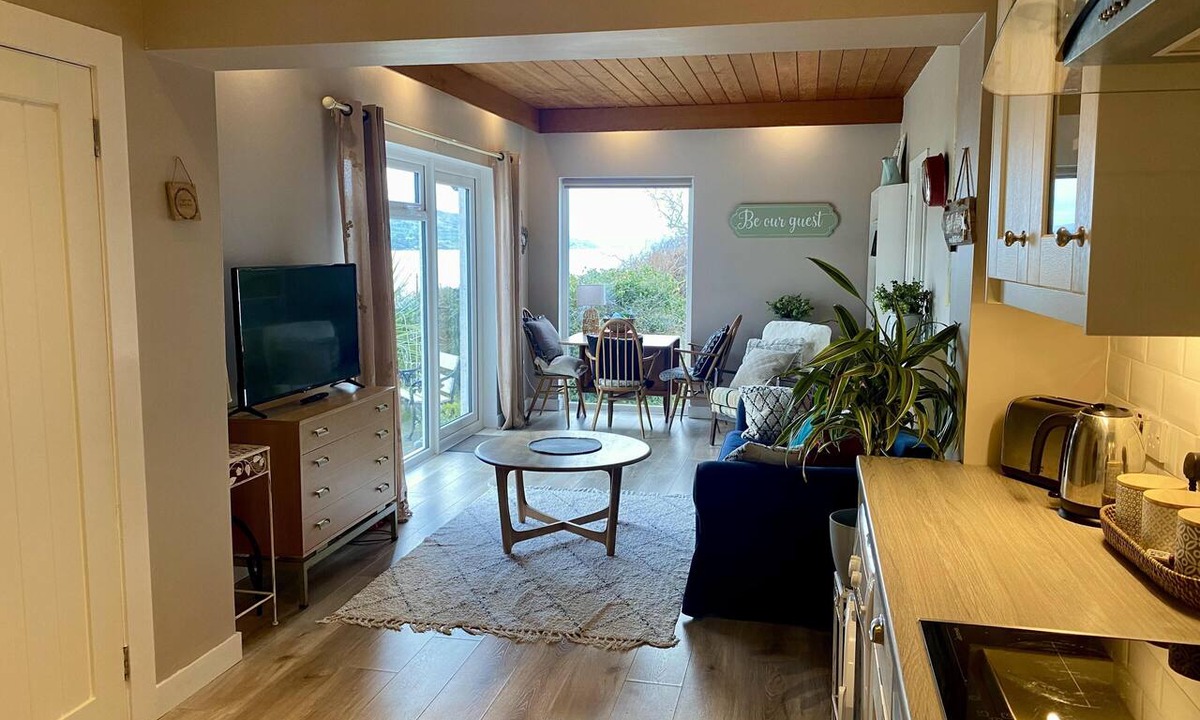 Ballygally Apartment | 1 Bed Flat - Sleeps 5 - Parking - Garden - Pets