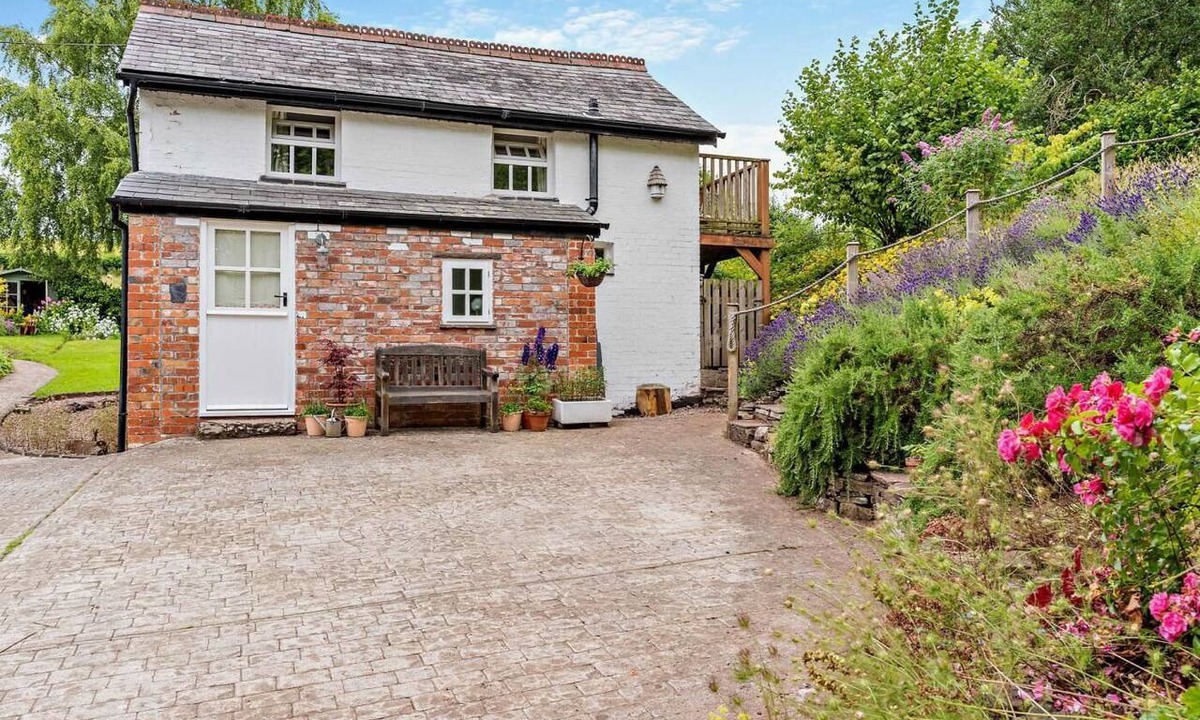 Llanfihangel Tal-y-llyn Cottage | 1 Bed in Brecon (oc-bn157)