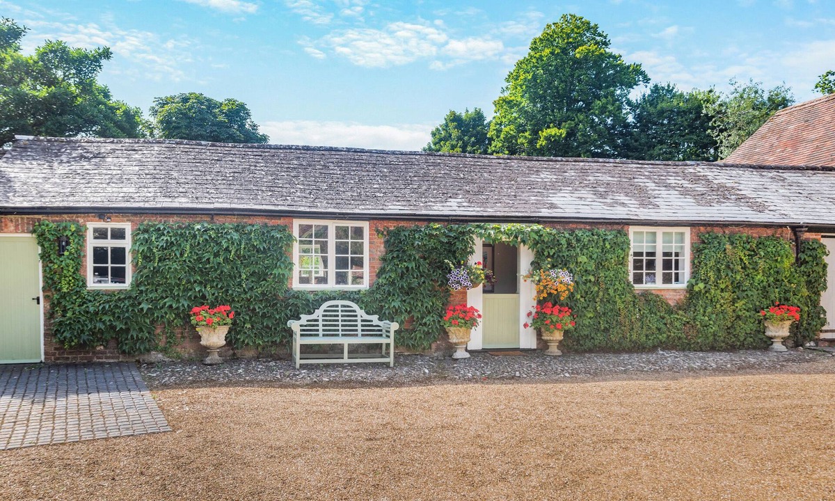 Stockbridge Cottage | 1 bedroom accommodation in Over Wallop, near Stockbridge