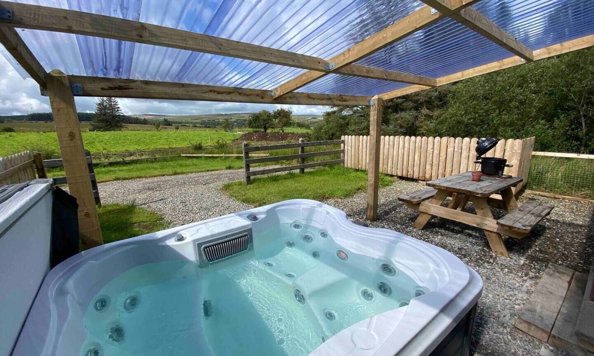Coleraine Apartment | 1 bedroom cottage with private hot tub.