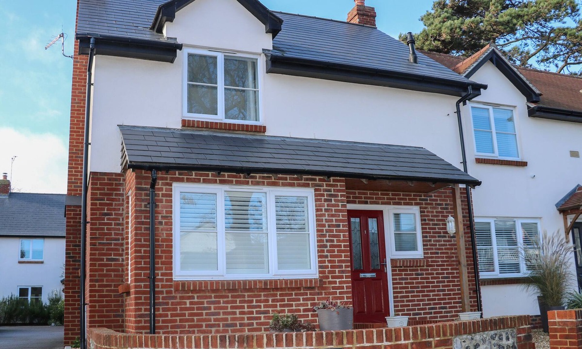 East Preston Cottage | 1 MATRONS COTTAGES, pet friendly, with open fire in East Preston