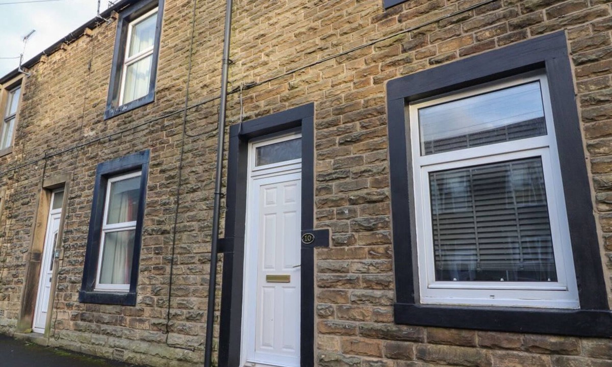 Skipton House | 10 Haw Grove, Hellifield. 2bed