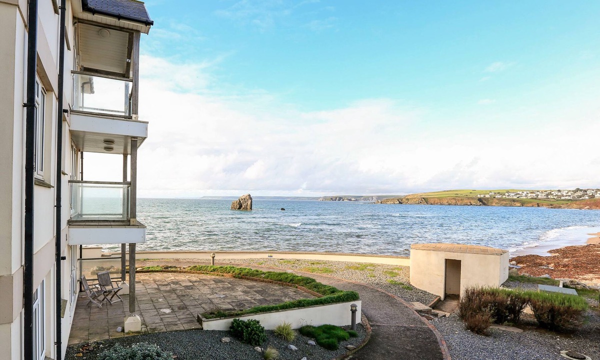 Hope-Cove Cottage | 10 THURLESTONE ROCK, family friendly, with pool in Thurlestone