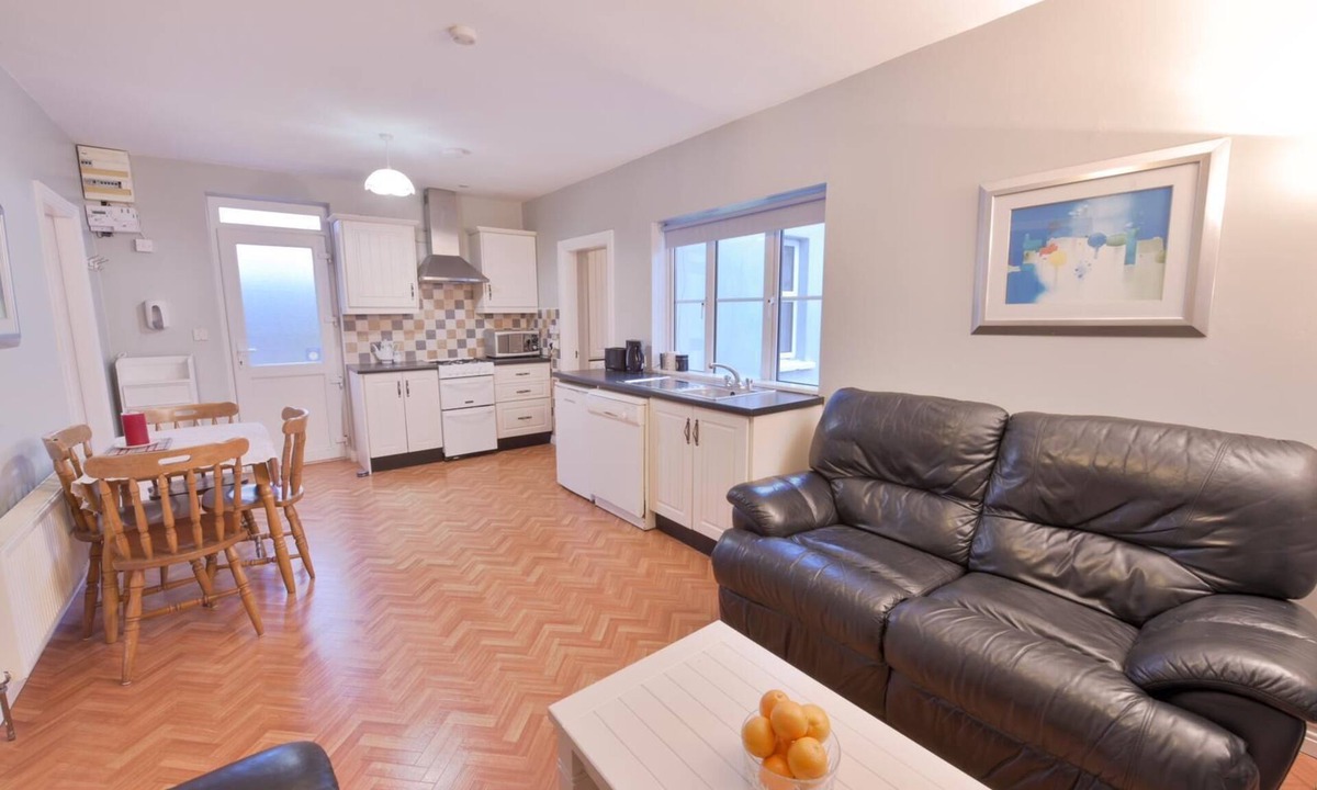 Lahinch Apartment | 10mindrivecliffsofmoher-cozy2br-parking-wifi