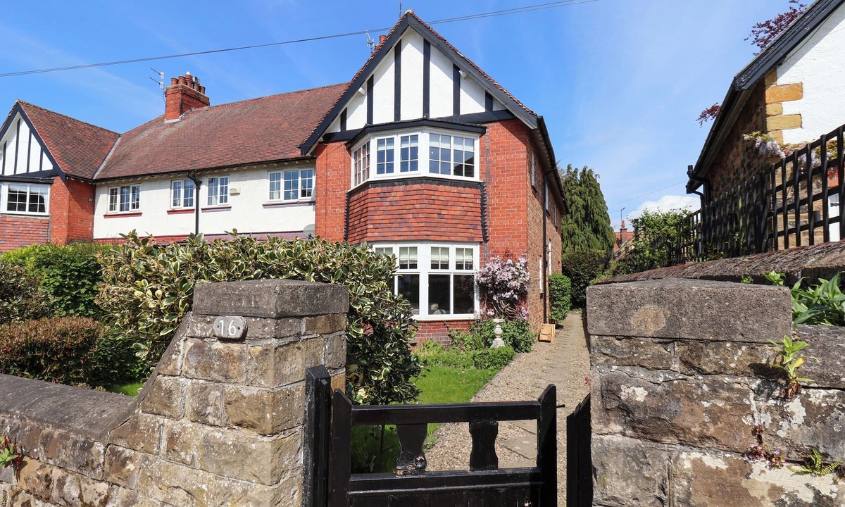 Scalby Cottage | 16 HIGH STREET, pet friendly, luxury holiday cottage in Scalby