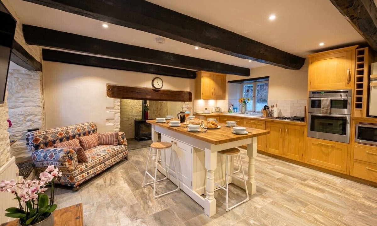 Blaencwm House | 1652 Farmhouse Sleeps 15 · Hot Tub & Log Burners · Rhondda Valley