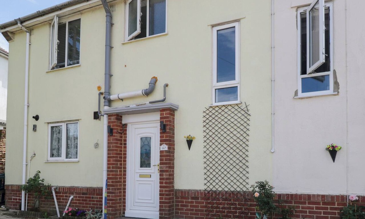 Bournemouth Cottage | 167 LEYBOURNE AVENUE, pet friendly, with a garden in Bournemouth