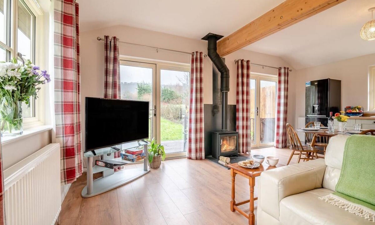 Dursley Ski Chalet | 2 Bed in Coaley (oc-r34730)