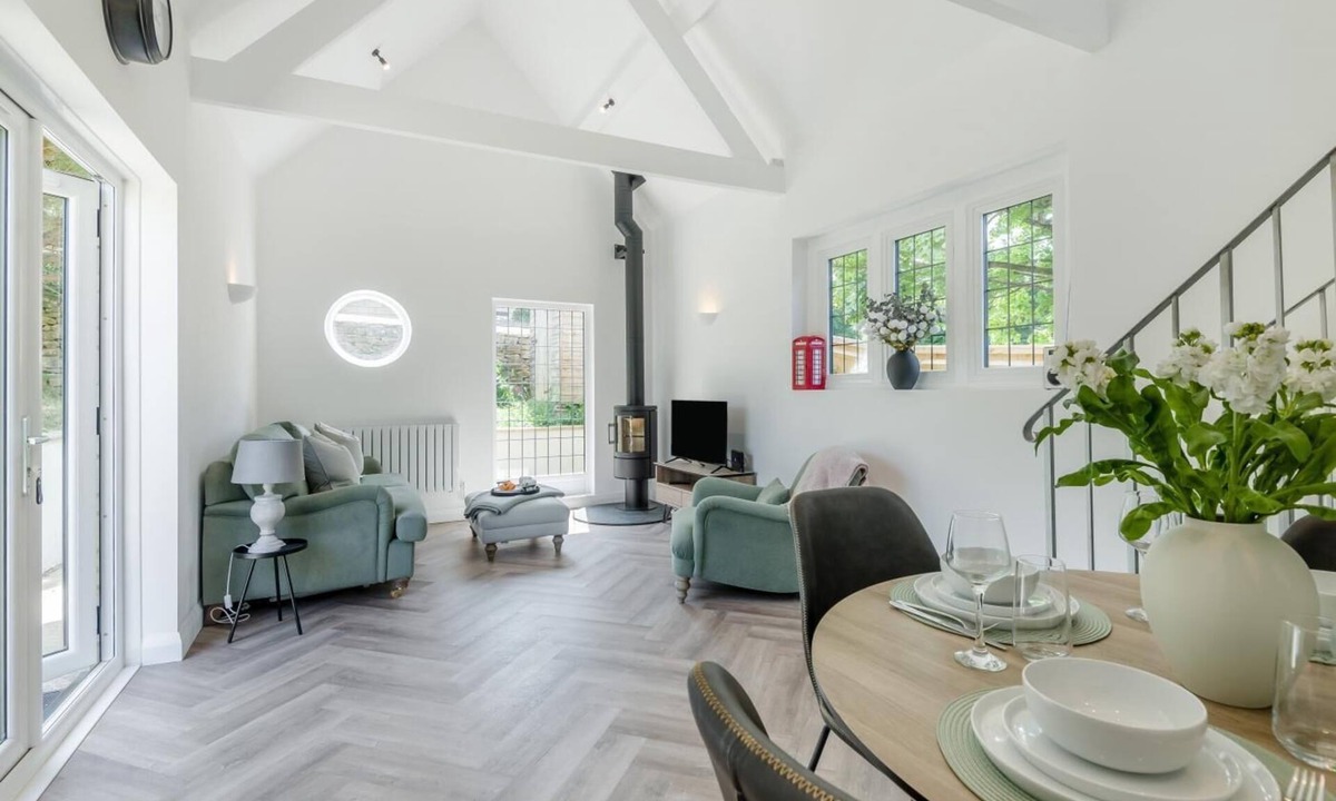 Kemble Cottage | 2 Bed in Kemble (oc-t32197)