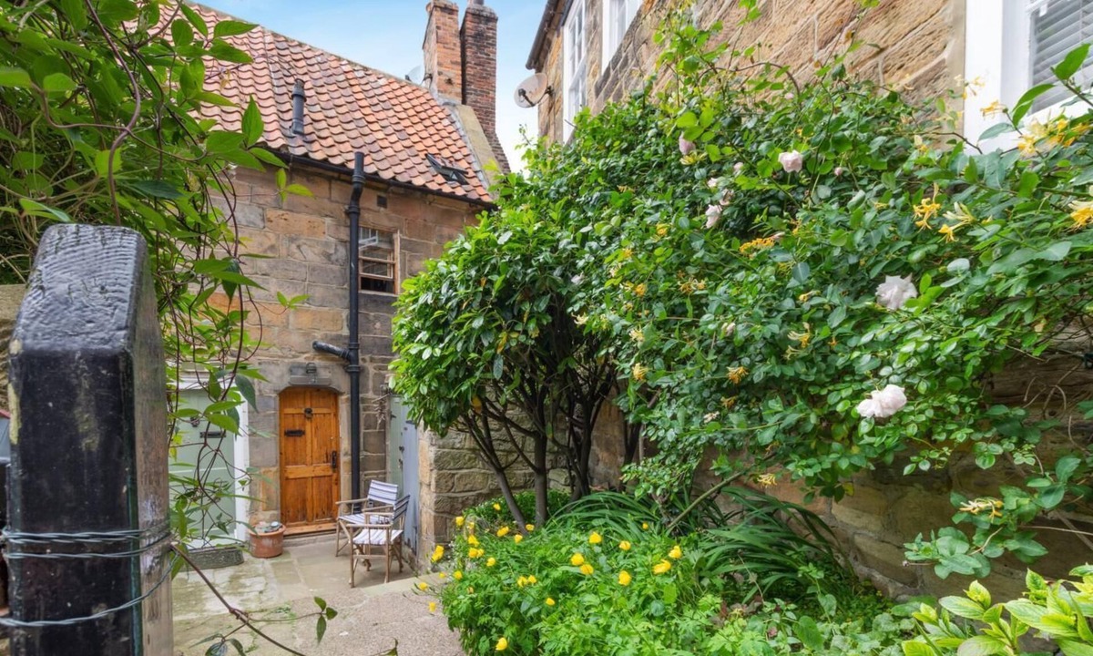 Robin Hood's Bay Cottage | 2 Bed in Whitby (oc-r038)