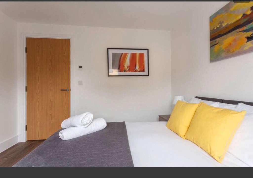Southampton City Centre Apartment | 2 Bedroom Apartment Chapel Riverside at Goshen Property Serviced Accommodation Southampton, Free WiFi & Parking