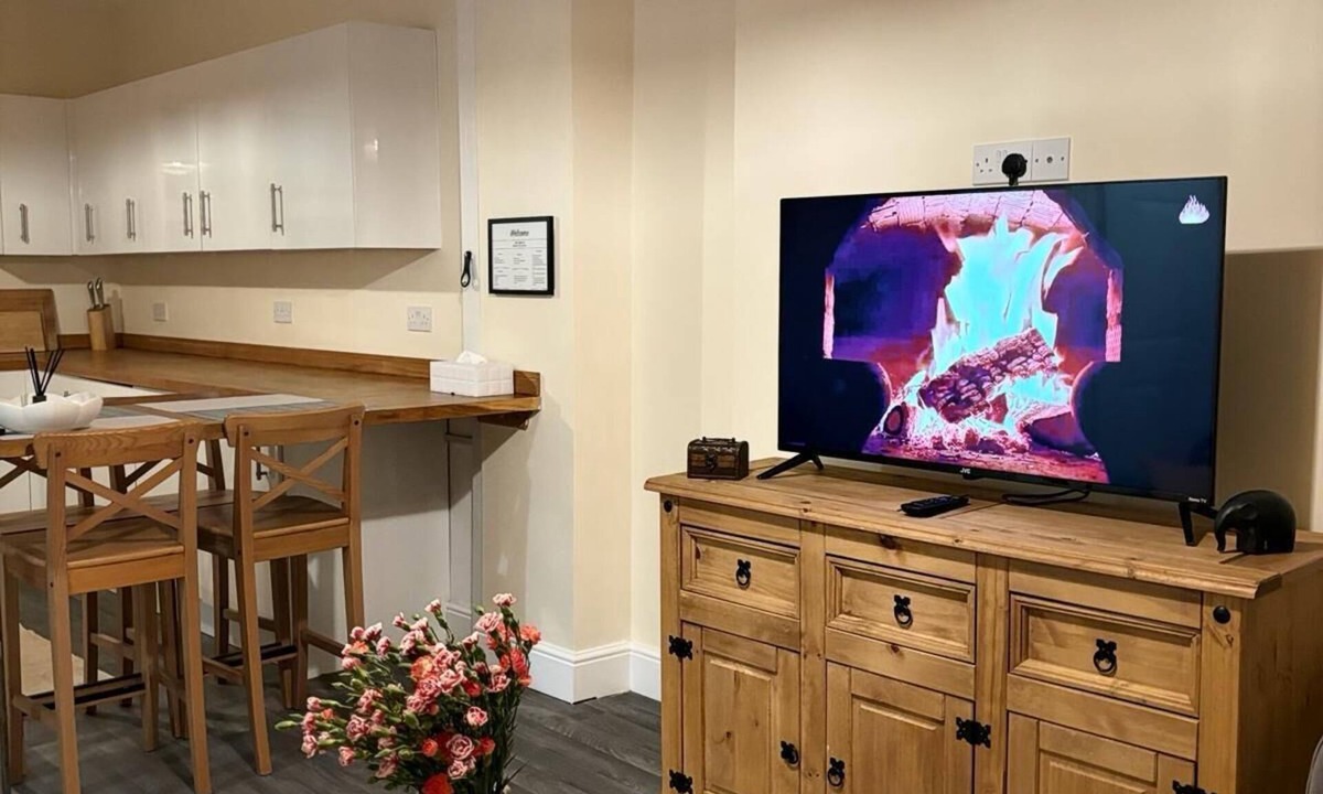 Penarth Apartment | 2-bedroom flat walking distance to Cardiff Bay Penarth Town Centre and Marina.