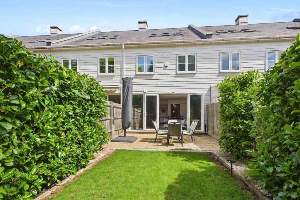 Epsom House | 2 Ensuite beds house, sleep 4 With free parking, Self Check-in, and Close link to London, Zone 6