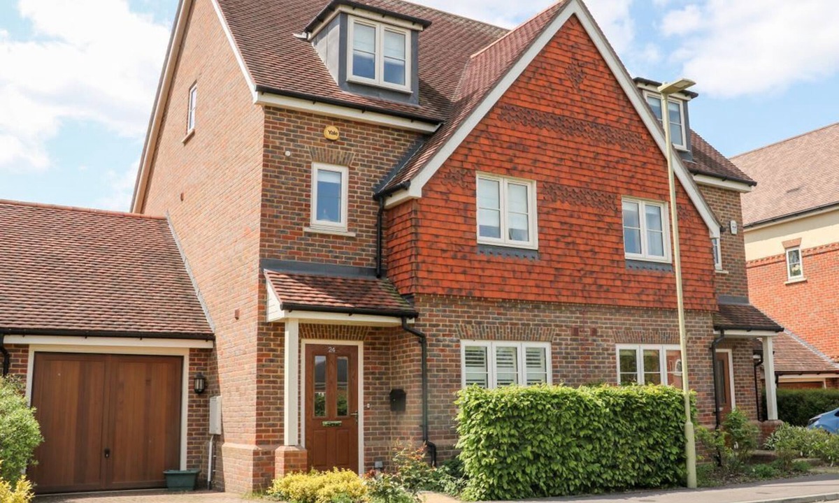 Hartley Wintney House | 24 Baldwin Close, Hartley Wintney
