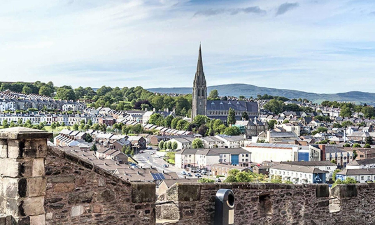Londonderry Apartment | 2BR City Centre Apt | Sleeps 6 | Parking | WiFi