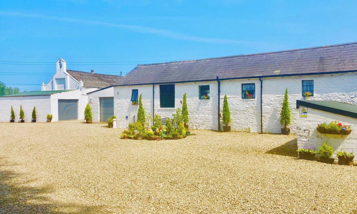 Londonderry House | 3 Bed Barn - Sleeps 4 - Parking - Golf - Alpacas