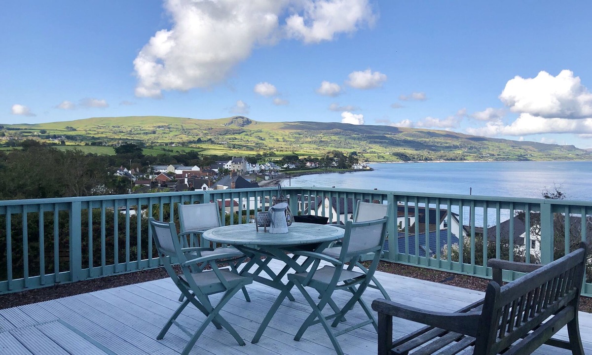 Ballygally Cottage | 3 Bed Cottage - Sleeps 6 - Pets - Garden - Parking