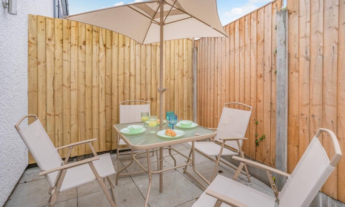 Newport Cottage | 3 Bed in Newport (oc-p34126)