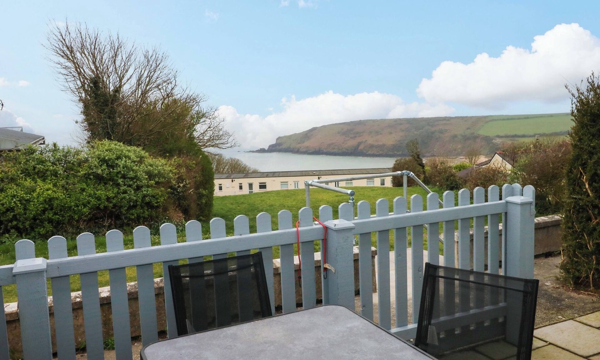 Freshwater East Cottage | 3 DEVON COURT, family friendly, with a garden in Freshwater East
