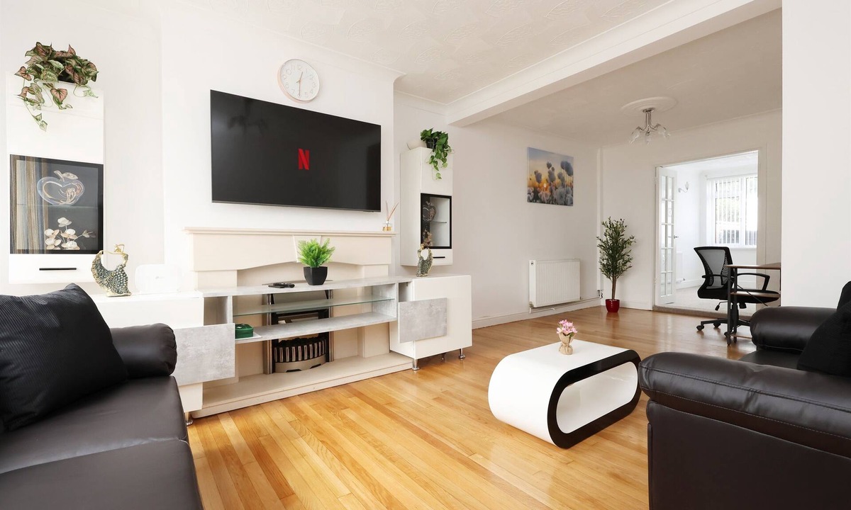 Bridgend House | 3Bedroom 5Beds | Dining room| Ev Charger | Parking