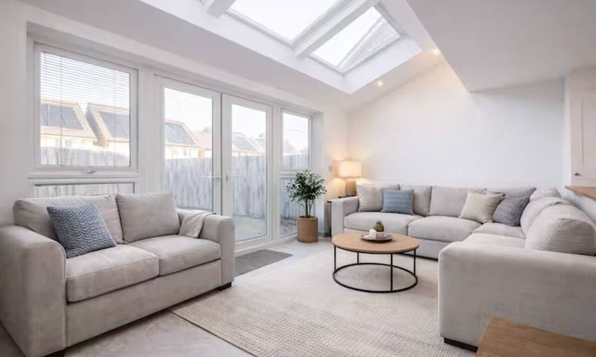 Stanley House | 4 Bed House | Sleeps up to 8 | Parking & Garage | Contractor & Corporate Stays