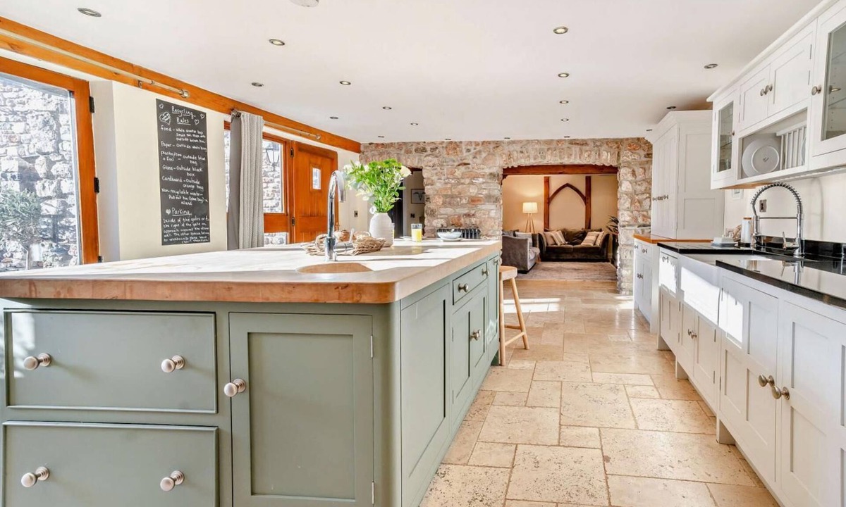 Porthcawl Cottage | 4 Bed in Nottage (oc-t28401)