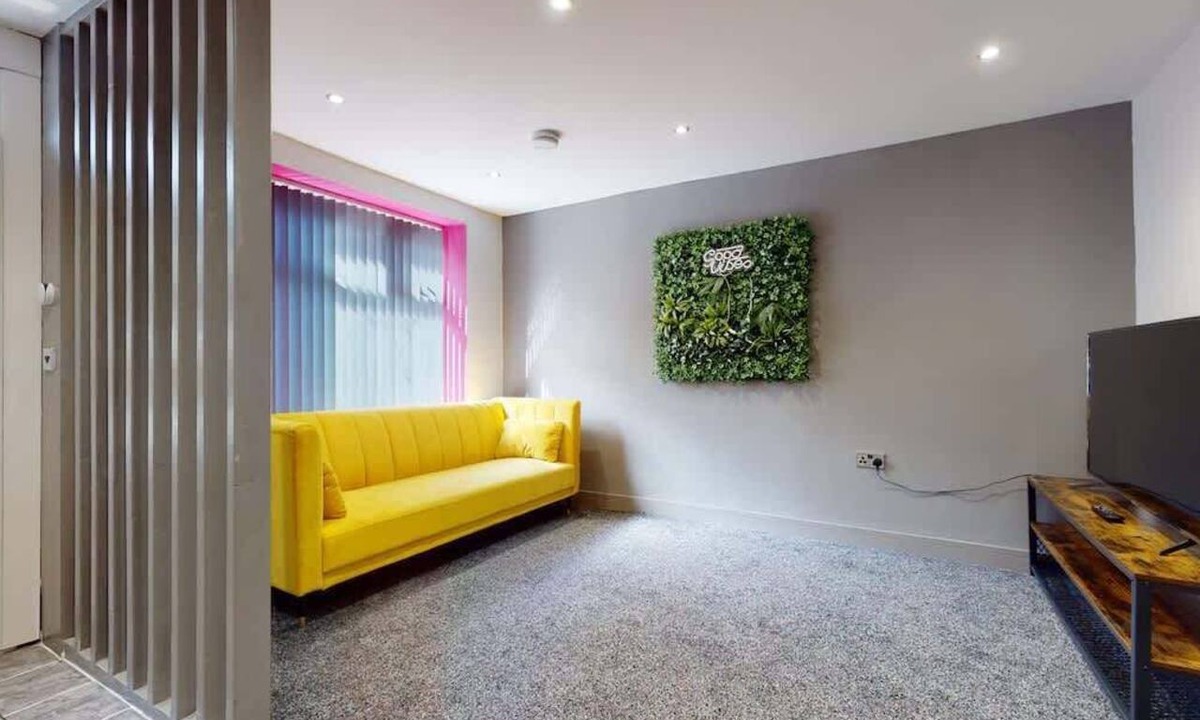 Pontypridd House | 5min walk to town/sleeps 4/20min train to Cardiff