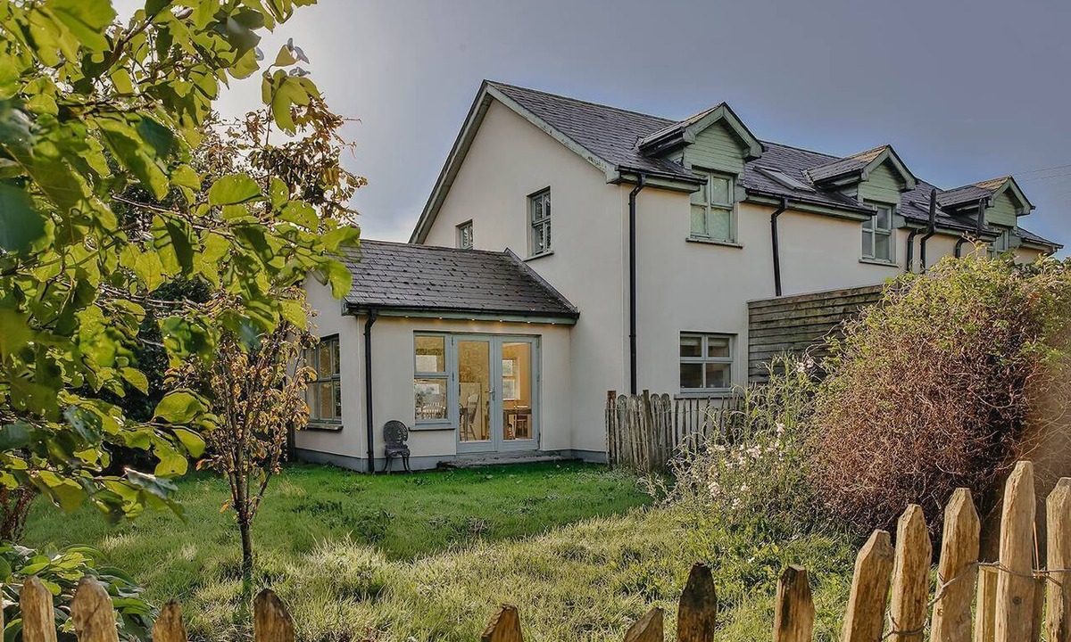 Slane Apartment | 6 bedroom house situated beside the River Boyne and Ramparts Walk close to Slane Bridge and 5 minute