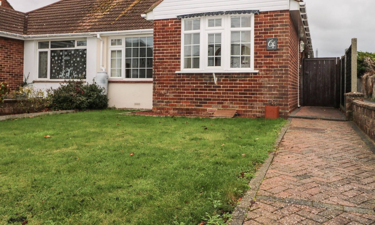 Worthing Cottage | 64 WISTON AVENUE, pet friendly, with a garden in Salvington