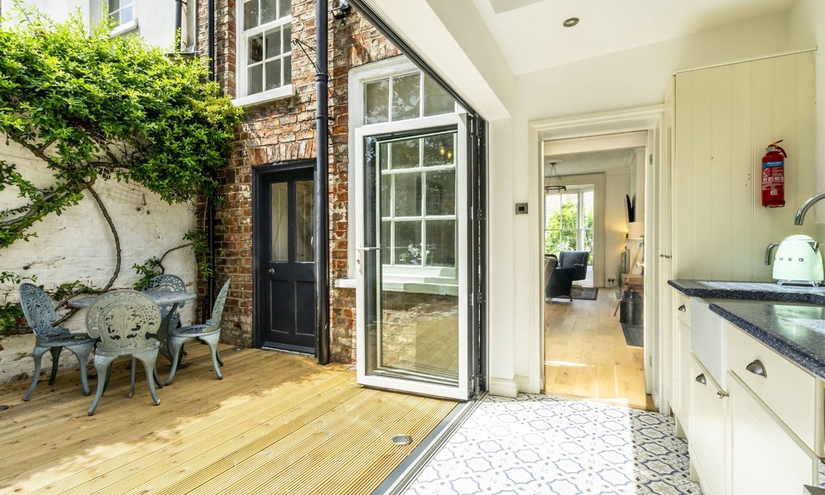 York House | 9 St John's Street - a family break that sleeps 6 guests in 3 bedrooms