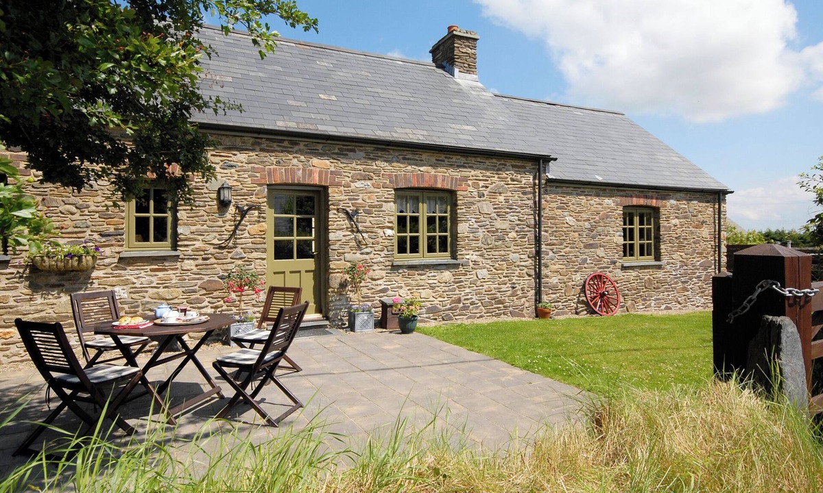 Haverfordwest Cottage | A modern holiday cottage in Mathry, Pembrokeshire, where pets are welcome.