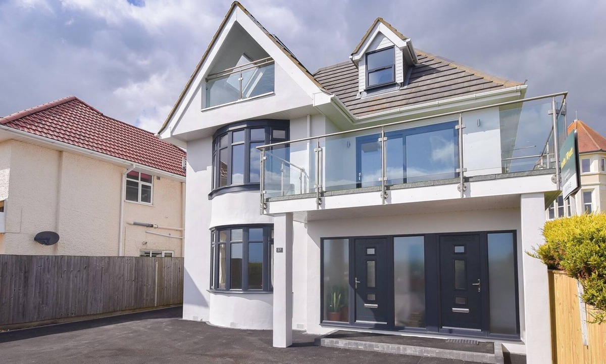 Boscombe Cottage | Adore this stylish, luxury apartment with stunning panoramic sea views.
