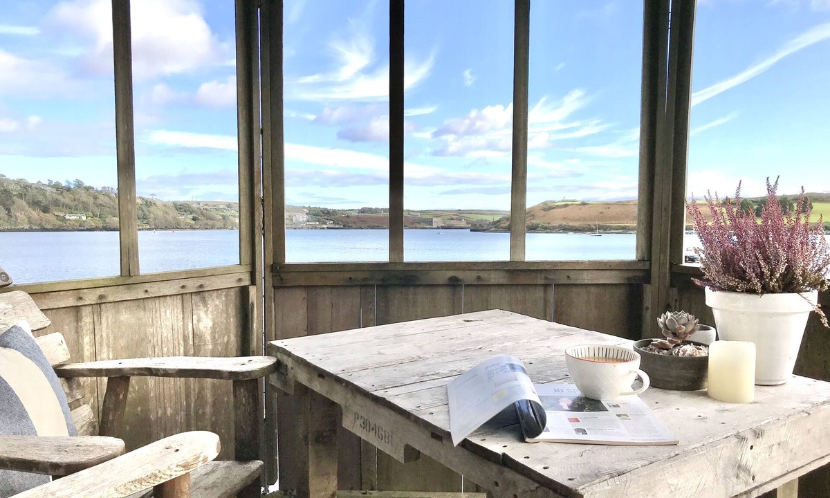 Kinsale Town Centre Apartment | Adults-Only Waterfront Guest Suite | Stunning Harbour Views | Cozy Fireplace
