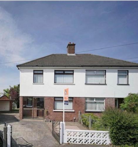 Ormeau Apartment | Ailes Two Bedrooms Townhouse - Free parking