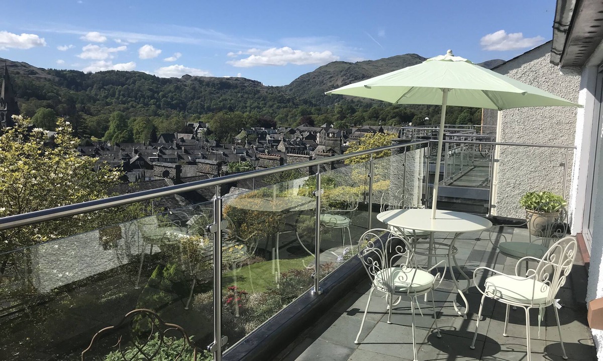 Ambleside House | Ambleside quiet detached Mountain Vw balcony Sleeps 6 Pool and Spa Parking3cars