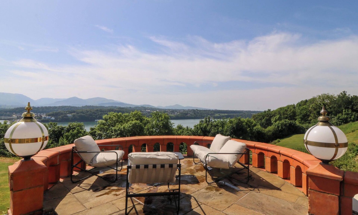 Menai Bridge Cottage | APARTMENT 1, BRYN MEL MANOR, family friendly in Menai Bridge