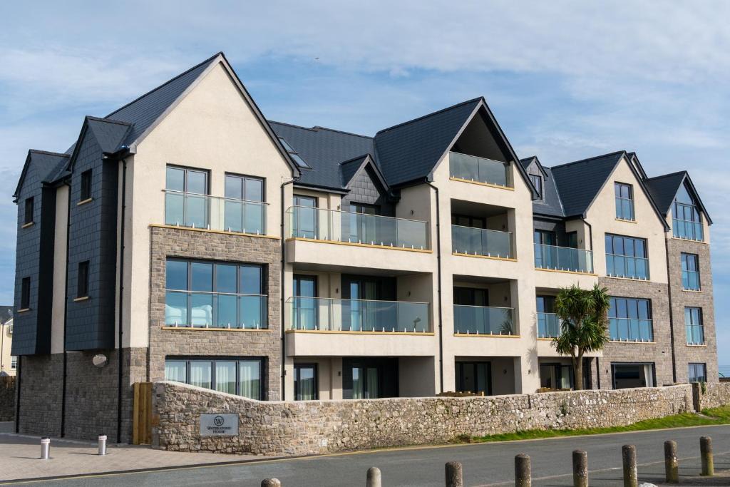 Tenby Apartment | Apartment 3 Waterstone House - Sea Front Apartment, Hot Tub