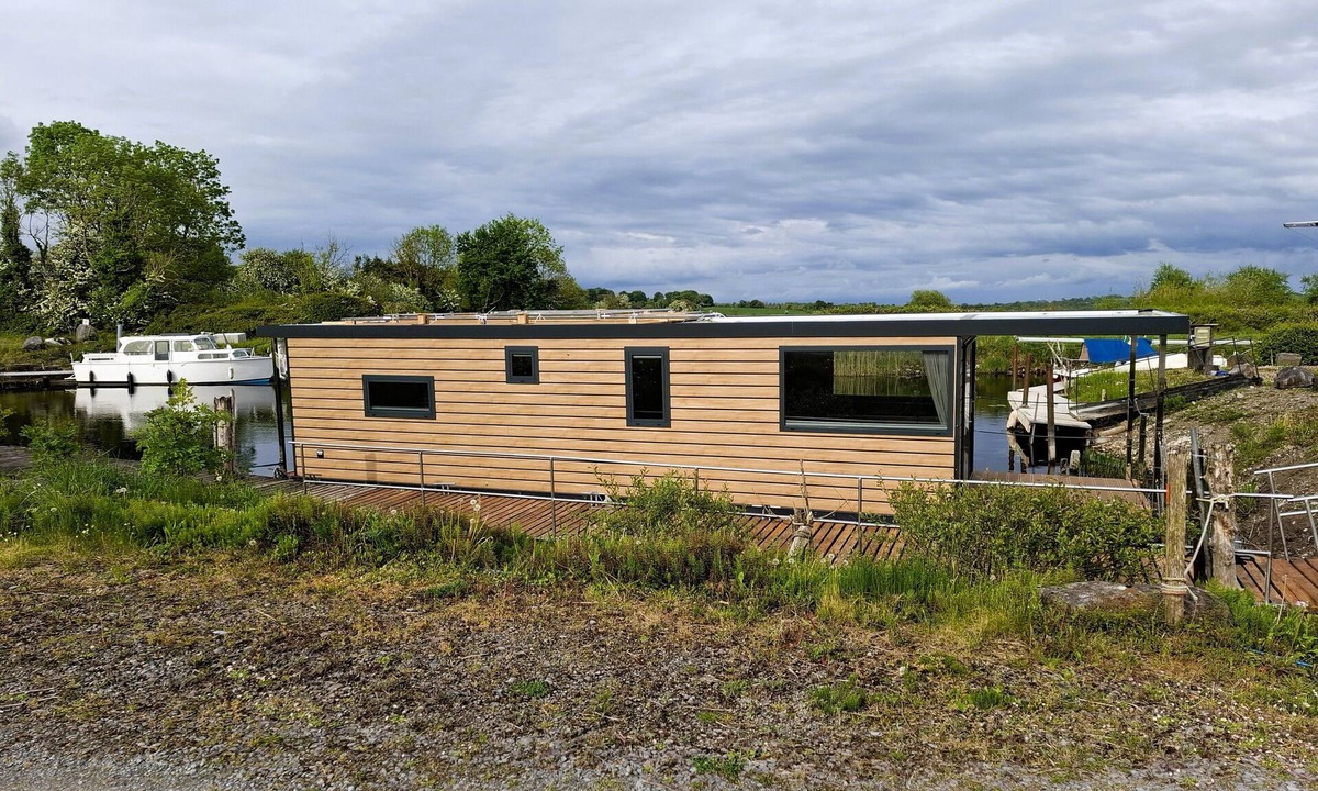 Athlone Boat Rental | Aquastays offers a unique houseboat experience. Relax by the Water