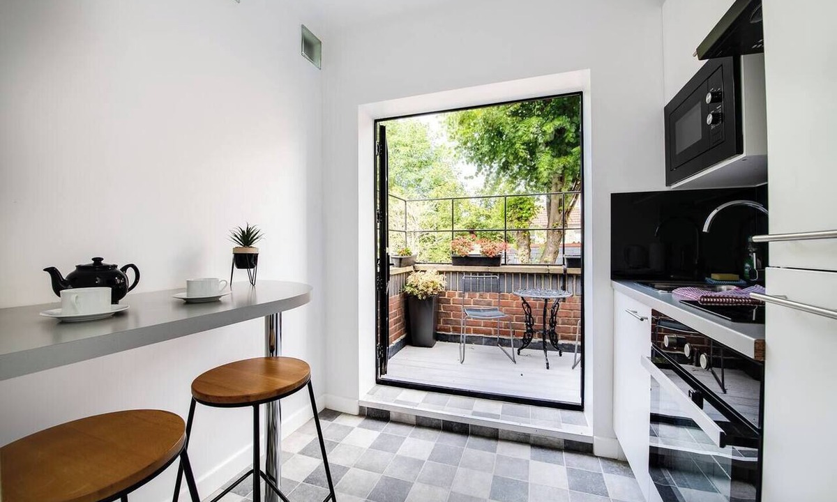Portsmouth Apartment | Art Deco studio with private terrace. Bright, comfortable base near Albert Road's restaurants and a short walk to the seafront.