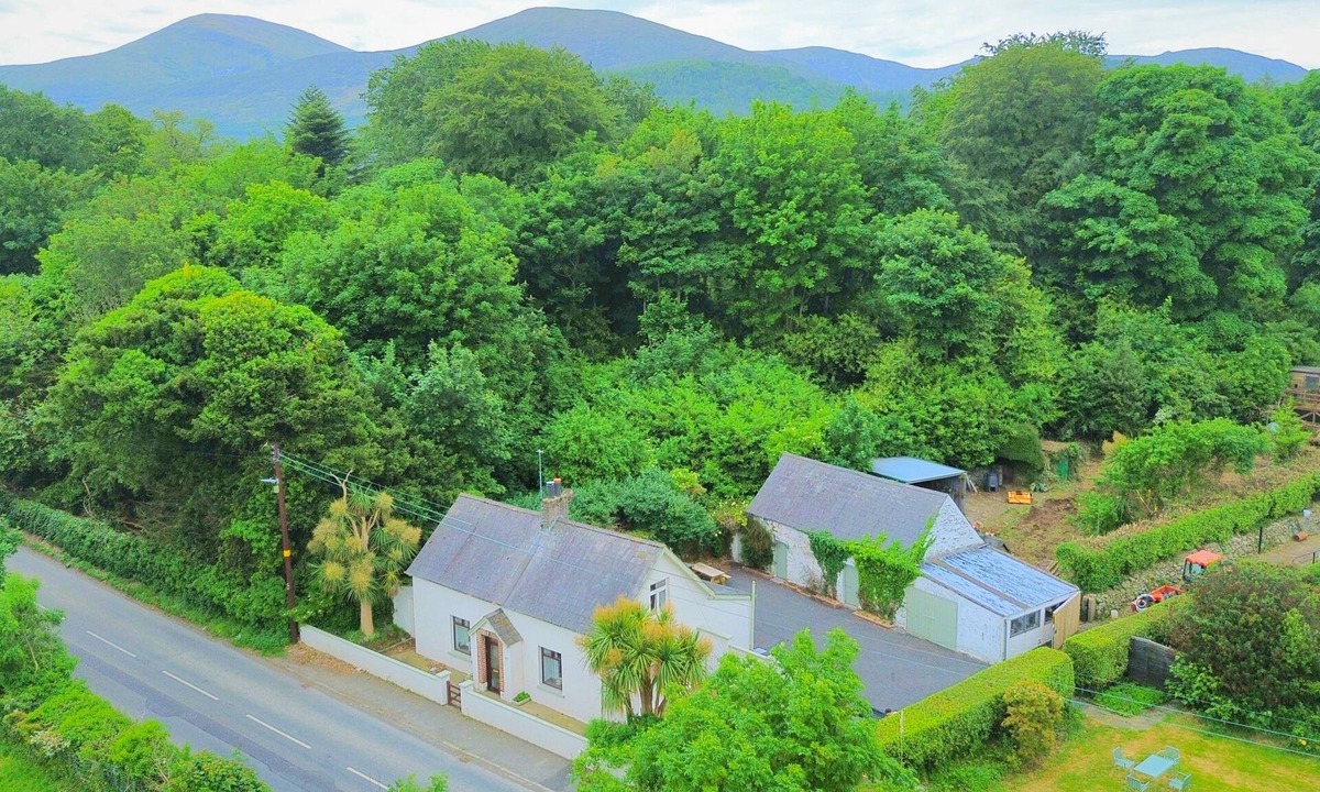 Newcastle House | At entrance of Tollymore Park! Family sized house with large garden and parking