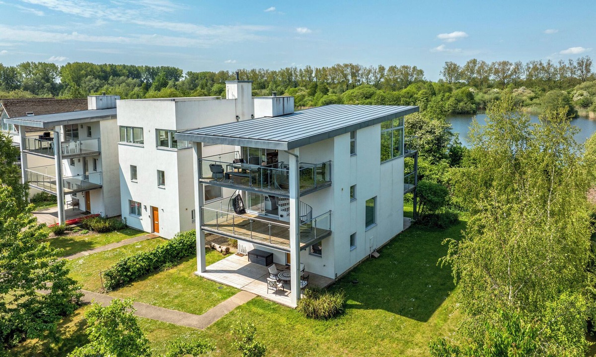 Malmesbury House | Bauhinia House: Spa Access and Lakeside Home, Lower Mill Estate