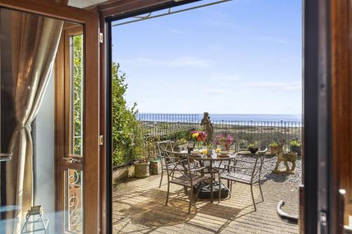 Pendine House | Bay View - holiday cottage by the sea with stunning views