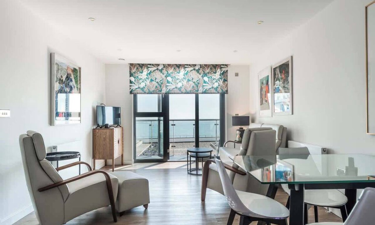 Ramsgate Apartment | Beachside-New! Central, sea views & parking