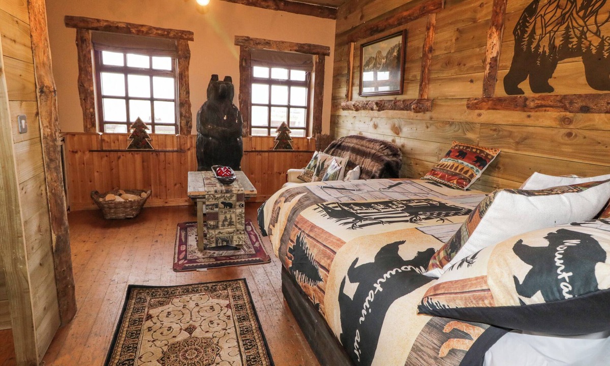 Limavady Cottage | BEAR CLAW LODGE, pet friendly, with a garden in Castlerock