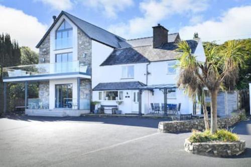 Llanbedrog House | Beautiful cottage a stones throw from the beach.