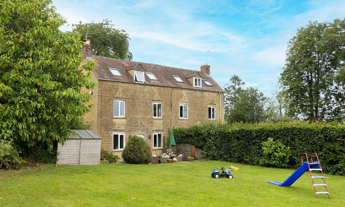 Bourton-on-the-Water Cottage | Beautifully presented holiday cottage in the Cotswolds - Holly Cottage