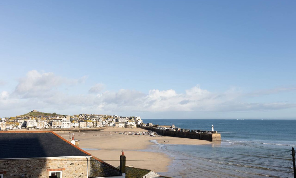 St Ives House | Beautiful large family home in St Ives just 50m to the beach - 6 bedrooms with games room and parkin