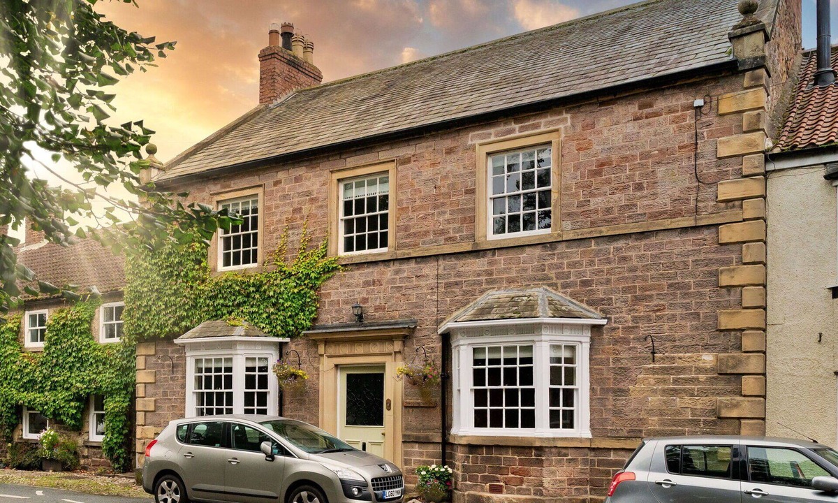 Catterick House | Beautiful villa for 14 guests with hot tub, WIFI, TV and pets allowed