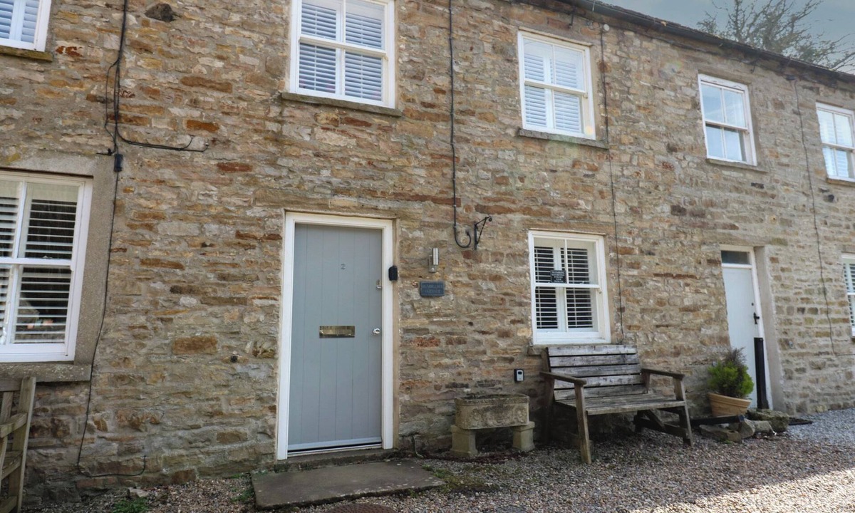 Aysgarth Cottage | BUMBLEBEE COTTAGE, pet friendly, with open fire in Aysgarth
